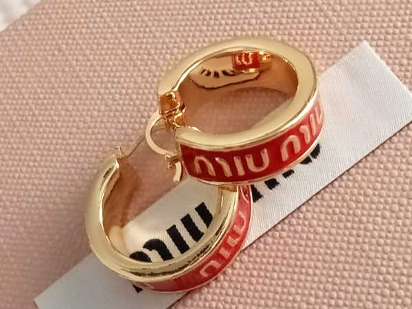 Aros iniciales en rojo Miu - Imagen 3