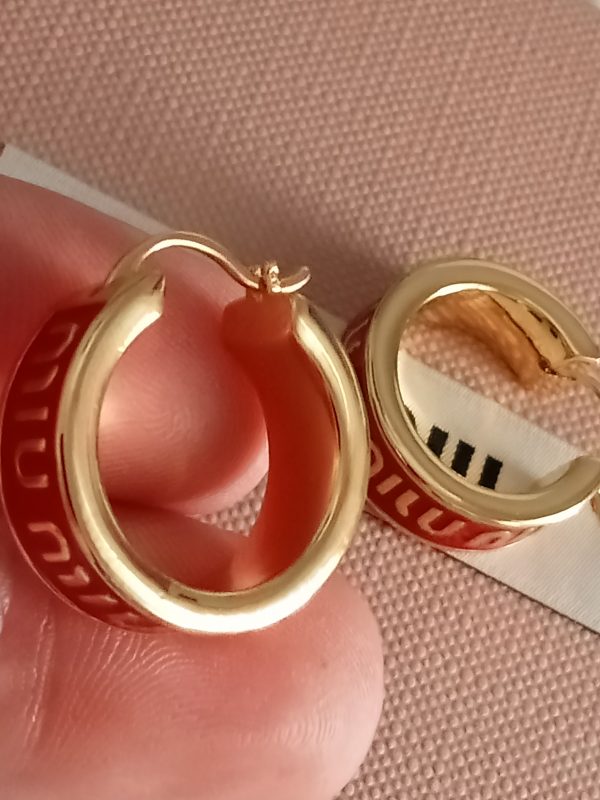 Aros iniciales en rojo Miu - Imagen 4