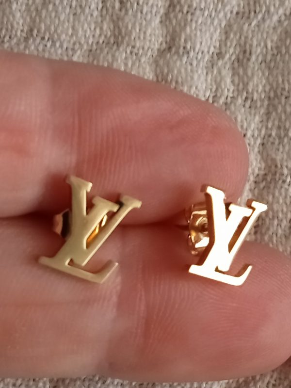 Pendientes iniciales LV dorados - Imagen 3