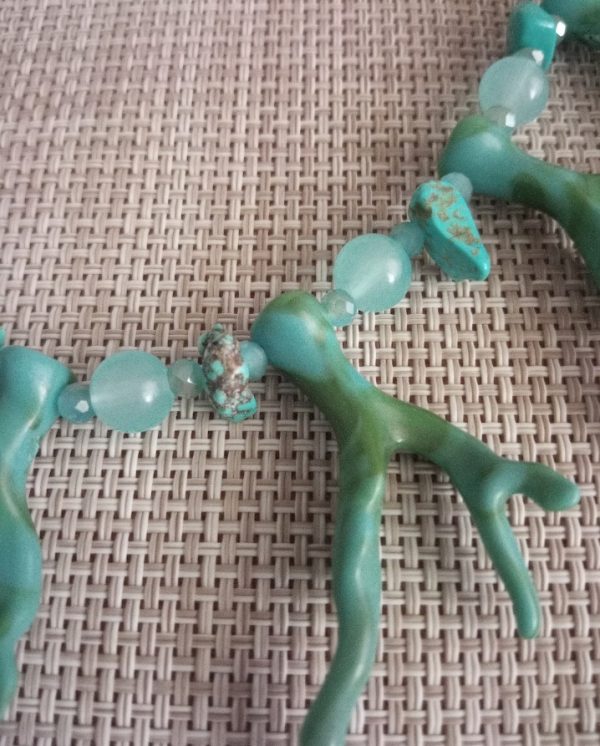 Collar turquesa con corales de resina - Imagen 2