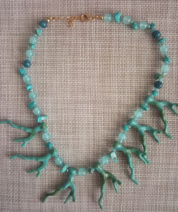 Collar turquesa con corales de resina - Imagen 5