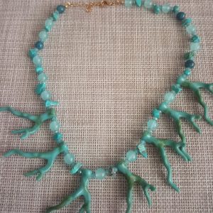 Collar turquesa con corales de resina