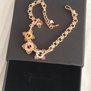 Pulsera étnica tres charms